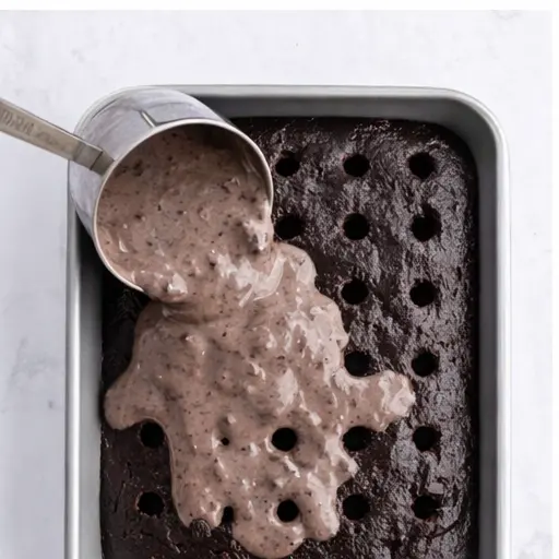 Step 3: Pouring Oreo pudding over the cake