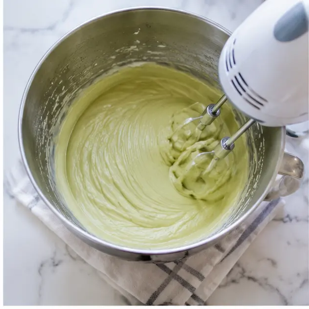 Step 2: Beat mascarpone with sugar and pistachio paste