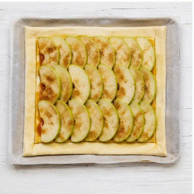 Step 3: Arranging apple slices in rows