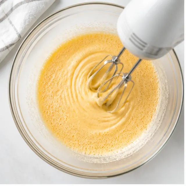 Step 1: Beat sugar, oil, eggs and vanilla into a smooth wet mixture.