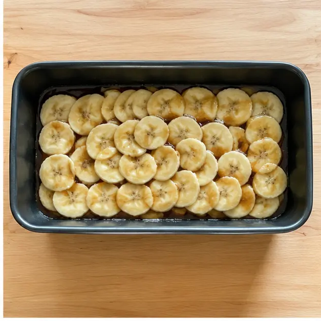 Step 2: Arranging banana rounds over the caramel layer